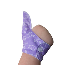 Load image into Gallery viewer, Purple coloured thumb guard with a cat design. Moisture resistant lining, to help stop thumb sucking. Made by The Thumb Guard Store.
