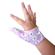 Load image into Gallery viewer, Thumb guard.  Stop thumb sucking thumb glove. Daisy themed lavender background
